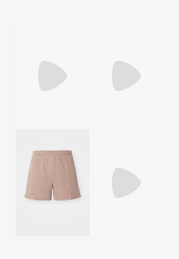 Bruine korte mouw cropped T-shirt van zacht materiaal, met een ronde halslijn en nette stiksels zonder patronen of accenten.; Lichtroze sportieve shorts gemaakt van zachte stof met een elastische tailleband. Bevat zijnaad en een klein logo aan de onderzijde rechts.; Witte hoge sneakers met een chunky, gestructureerde zool, voorzien van een gladde bovenkant, ronde neus en tonale veters, tegen een gele achtergrond.; Zonnebril met een ovale vorm, helder plastic montuur, donkergrijze glazen en dunne transparante pootjes met logo-accenten en minimale details.
