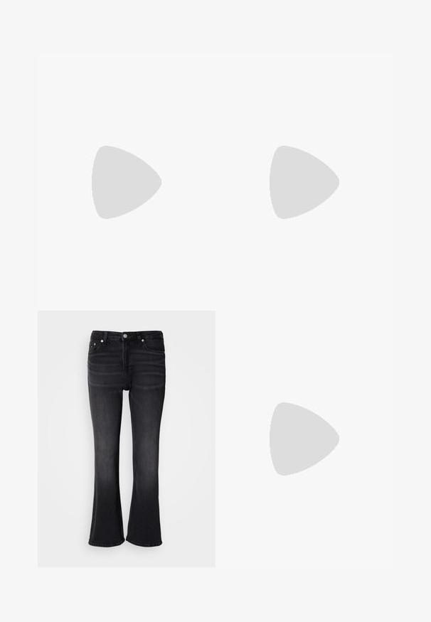 GANT TONAL SHIELD - T-shirt basic - peachy pink; Jeans in denim nero con cinque tasche, chiusura a bottone e cerniera, e gambe leggermente svasate su uno sfondo bianco semplice.; Stivaletti neri alla caviglia con finitura lucida, caratterizzati da una suola a piattaforma robusta e un design con lacci, che mostra in modo evidente il marchio "TOMMY."; Tommy Hilfiger Occhiali da sole - blue