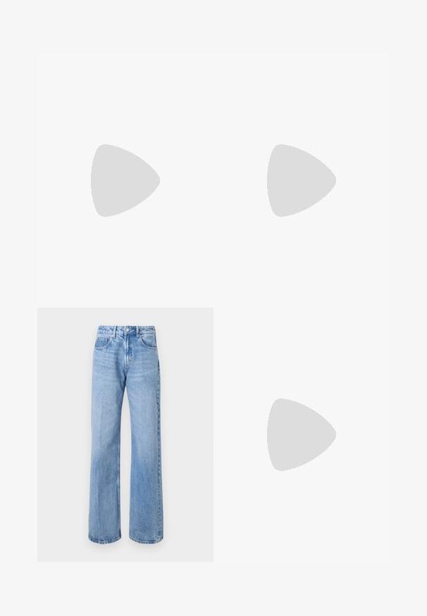 Weißes Baumwoll-T-Shirt mit dem grafischen Text "LIU.JO" in metallisch Silber mit einem Punktakzent, kurzen Ärmeln und rundem Ausschnitt.; Hellblaue weit geschnittene Jeans aus Denim mit hoher Taille, fünf Taschen und subtilen Ausbleichungen. Silberner Knopf und Reißverschluss.; Graue, gestreifte, weit geschnittene Hosen aus einem glatten Material, kombiniert mit schwarzen Lederballetschuhen mit runder Spitze.; Schwarze Sonnenbrille mit verlaufenden Gläsern, quadratischer Form und einem strukturierten schwarz-weißen Muster an den Bügeln. Mit einem silbernen Logoakzent.