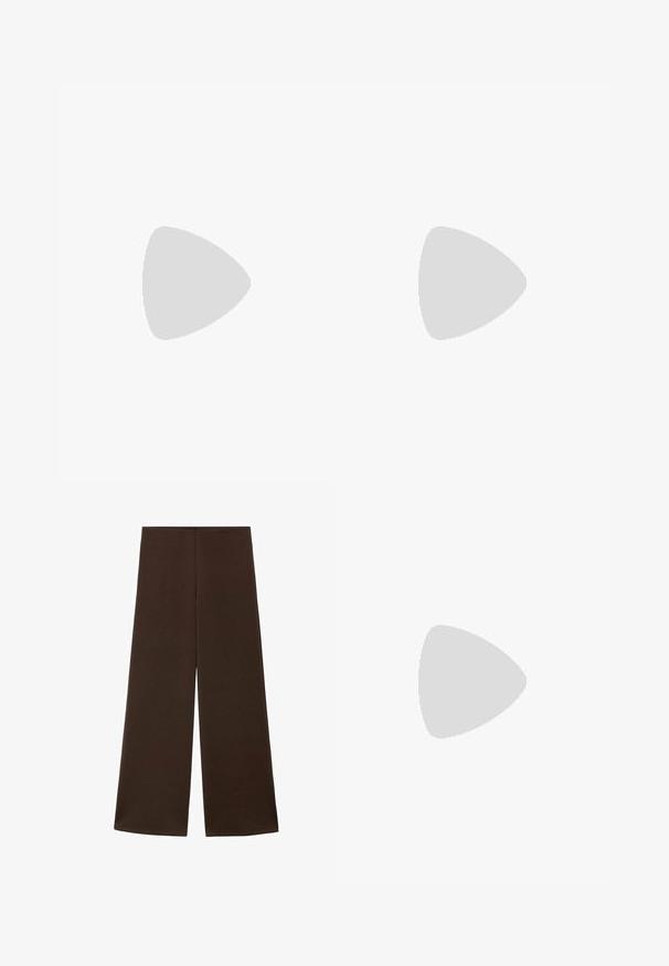 Karen by Simonsen DANDYKB  - T-shirt basic - tuffet; Wijdvallende broek gemaakt van een gladde, donkerbruine stof. Kenmerkt zich door een hoge tailleband en een minimalistisch ontwerp zonder versieringen.; Bruine leren botenschoenen met een stevige bruine rubberen zool, gouden ogen en contraststiksels. Heeft een logo aan de zijkant.; Tortoiseshell zonnebril met roze lenzen, met een gedurfde hoekige vormgeving en dunne zilveren hardwareaccenten op de montuur.