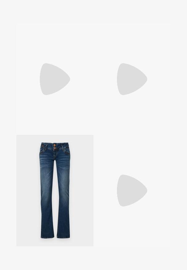Cremfarbendes Baumwoll-T-Shirt mit einem roten gerippten Rundhalsausschnitt. Die Vorderseite zeigt fetten roten Text und ein grafisches Design, das auf den Monte-Carlo Country Club verweist.; Ausgestellt geschnittene blaue Jeans aus Denim. Verfügt über einen Zwei-Knopf-Verschluss, vordere Taschen und dezente Ausbleichungen. Der Saum ist mit einer Nahtverzierung versehen.; Schwarze Leder-Plateau-Slipper mit runder Spitze und breitem Riemen über dem Spann. Merkmale eine klobige, quadratische Ferse und eine glatte Textur.;  Katzenaugen-Sonnenbrille mit einem schwarz-orangenen Schildpattrahmen, braunen Gläsern und schlanken, spitzen Enden. Verfügt über ein minimalistisches Logo am Bügel.; Silberne Creolen mit gedrehter Gestaltung, ausgestattet mit einer polierten Oberfläche und einer Steckverschluss. Sie haben einen Durchmesser von ca. 3 cm.