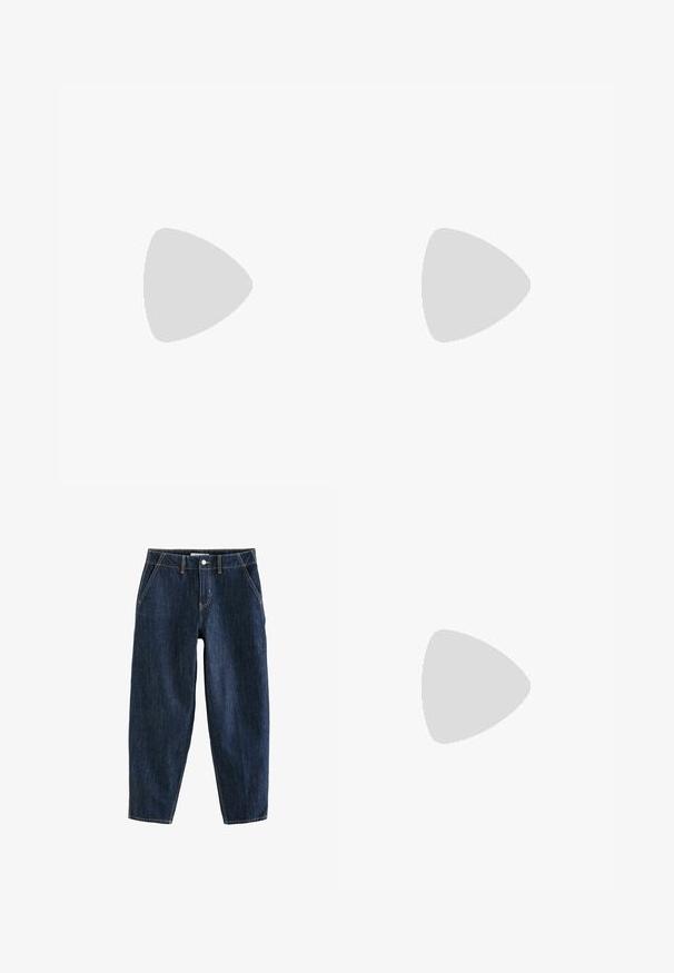 JDY T-shirt à manches longues - cloud dancer; Pantalon en denim bleu foncé avec une coupe ample, comprenant cinq poches, des passants de ceinture et des coutures jaunes contrastantes. Tissu propre et texturé.; Sandale à talon haut en denim bleu avec une bande de cheville et une fermeture à bouton. Caractéristiques d'un bout carré et d'une semelle noire pour le contraste.; Sac à main en forme de cœur métallique argenté avec deux anses, une chaîne et une texture lisse. Présente des accessoires en métal et des bords cousus.