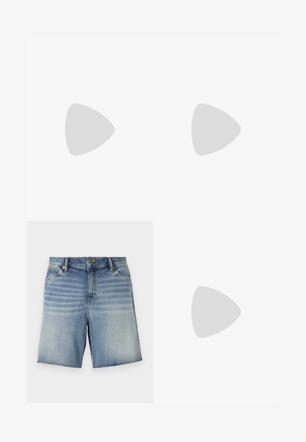 The Kooples PULL - Polo krekls - black; Gaiši zili džinsu šorti ar izbalinātu dizainu, piecu kabatu stils un neapstrādāta apakšmala. Iekļauta metāla pogas un rāvējslēdzēja aizdare.; Zilas zamšādas apavi ar noapaļotu purngalu, baltiem šņorēm un gumijas zoli. Iekļauj diskrētu šuvumu un zīmola akcentu sānos.; Melns maisiņš ar teksturētu audumu, ar sarkano ielāpu ar logo, ar rāvējslēdzēju un pelēku siksnu ar iegravētu zīmola nosaukumu.