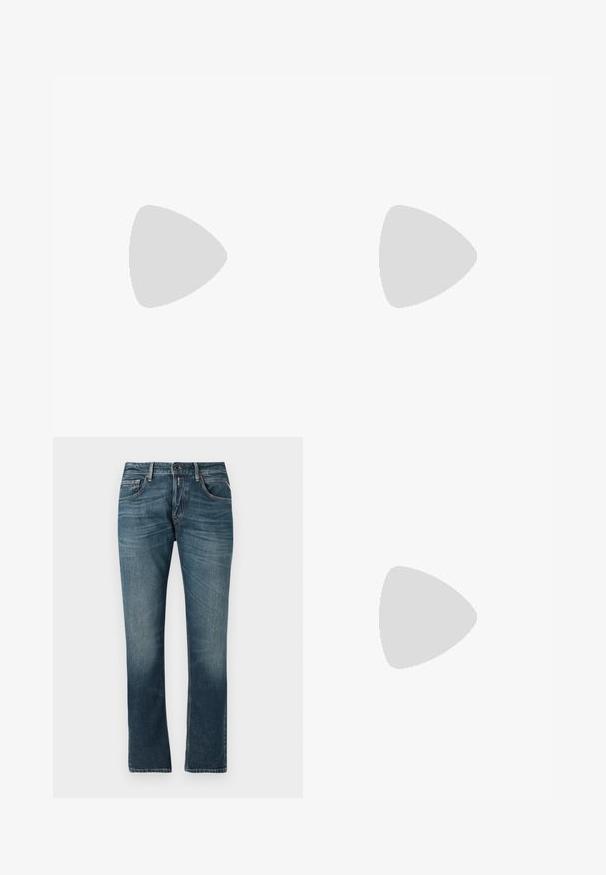 Maglietta azzurra a maniche corte con una piccola grafica viola "ONLY & SONS NOODLES" e una ciotola di noodle sul petto.; Jeans in denim blu con una vestibilità dritta, lavaggio sbiadito, design a cinque tasche e cuciture a contrasto. Chiusura con bottoni e zip.; Sneaker nere basse con strisce bianche, lacci neri, suola nera texturizzata e accentuazione bianca sul tallone, marchiato "JACK & JONES" sul lato.; Occhiali da sole con una struttura elegante in metallo argentato, lenti grigio scuro e un design aerodinamico caratterizzato da bordi appuntiti e aste sottili.