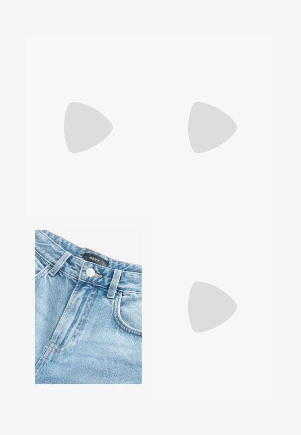 Karmiinipunane ilma varrukateta topp, mis on valmistatud ribakangast, külgedel on kohandatavad sidemed ja ümar kaelus. Sile tekstuur, juhuslik disain.; Next Lühikesed teksad - mid blue denim; Mustad mustad mustad, millel on kaks laialdast rihma dekoratiivsete nukkide ja detailsete pandlitega, paigutatud tugevatele tekstureeritud kummitaldadele.; Ümmargused prillid metallkuldses raamis ja tumerohelistes läätsedes. Käed on kaunistatud kilpkonnakilbi mustriga, mis lisab sisu.; Must mustrakk nahast kott, millel on polsterdatud tekstuur, kaarjas kuju, hõbedane kettvöö ja väike logoaktsent ees.