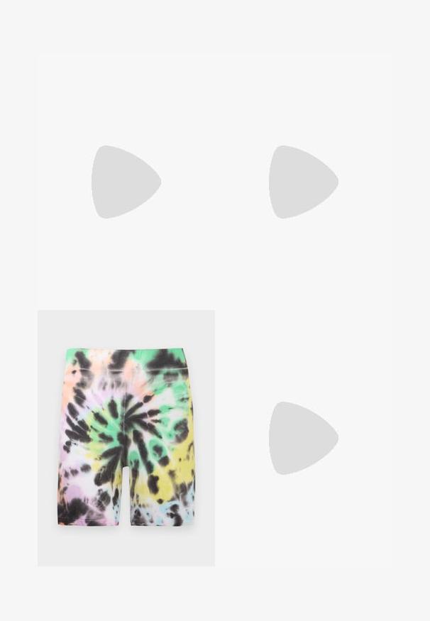 Top de tanque roxo com detalhes amarelos, apresentando um grande logotipo em letras cursivas brancas "Stieglitz". Material de algodão macio, design ajustado.; Calções tie-dye com um padrão misturado de cores pastel: verde, rosa, preto e amarelo. Feitos em tecido macio e elástico.; Sandal com salto em verniz preto, bico fino, salto esguio e um design de recorte subtil. Apresenta uma fivela dourada na alça.; Bolsa de ombro em couro preto com dois bolsos frontais, fivelas douradas, fecho de zíper e uma alça fina. Superfície texturizada e forma retangular compacta.