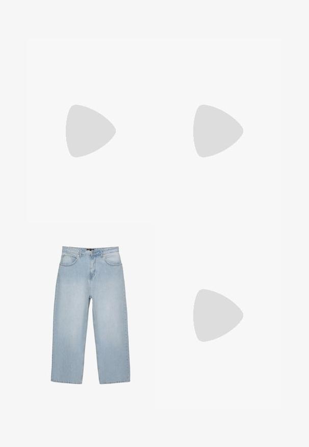 T-shirt a righe bianco e blu navy, con maniche corte, colletto rotondo e righe orizzontali di larghezze diverse. Materiale in cotone morbido.; Jeans a gamba larga in denim azzurro chiaro con vita alta, dotati di cinque tasche, cuciture in vista e taglio dritto verso l'orlo.; Infradito nere con parte superiore in pelle liscia e due cinghie incrociate. Suola piatta in gomma con bordo testurizzato per una presa migliore. Design semplice.; Occhiali da sole rettangolari neri con lenti scure, caratterizzati da una forma distintiva e un marchio sulla parte tempiale. Indossati da una persona con una maglietta verde.