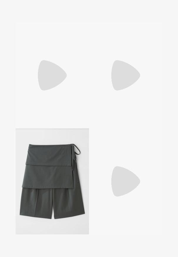 Top negru fără mâneci, cu bretele subțiri, croială lejeră și tiv strâns. Fabricat dintr-un material ușor, cu o textură netedă.; Șorturi unisex de culoare gri închis cu un design stratificat, având un panou superior și șnururi pe laturi. Confecționate dintr-un material neted și ușor.; Sandale negre din piele cu curele subțiri, toc mic pătrat și vârf pătrat. Prezintă o închidere cu cataramă și o textură netedă.; Geantă tote din material textil negru, cu un design unic în formă de V și o textură netedă. Dispune de un manșon scurt cu detalii hardware minimaliste.