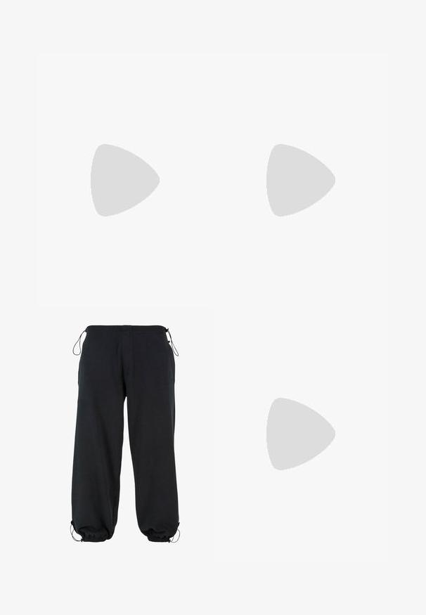Deux t-shirts sans manches en blanc et bleu clair. Les deux présentent des cols ronds et des logos imprimés en bleu. Tissu en coton doux.; Pantalons de jogging noirs en tissu doux, présentant une coupe ample, des poignets élastiques et des cordons à la taille pour un ajustement réglable.; Baskets de course blanches avec une tige en mesh, bout arrondi, accents noirs et semelle à motif. Comprend des lacets et une marque sur le côté.; Sac à dos Eastpak noir en tissu durable, avec un haut arrondi, des bretelles réglables et une poche zippée à l'avant.