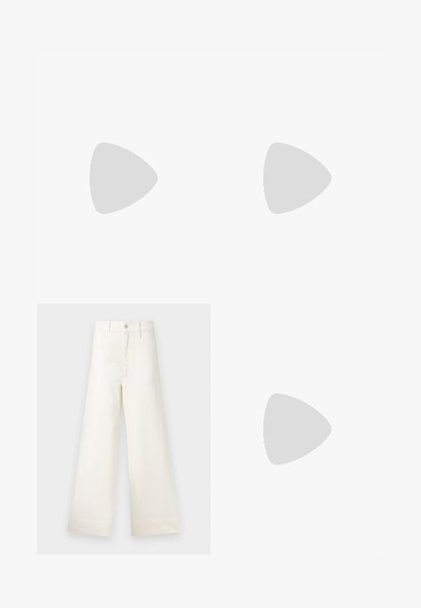 Gaiši zils, ribots īsām piedurknēm apgriezts tops ar dzeltenu CK logotipu uz krūtīm. Vienkāršs, pieguļošs dizains ar apaļu kakla izgriezumu. Gluda tekstūra.; Platākas kāju bikses gaiši pelēkā kokvilnā. Iespējams augsts jostasvieta, priekšējās kabatas un taisna griezuma. Tīrs apakšmalas apdare bez rakstiem.; Melnas ādas līdzceļgala zābaki ar noapaļotu pirkstu, gludu tekstūru, minimālistisku dizainu un plakanu zoli. Vienkāršas šuvju detaļas uz zābaku augšdaļas.; Melnas sešstūra saulesbrilles ar gradienta lēcu, ar spīdīgu apdari un nedaudz redzamu zīmolu uz tempļa. Izturīga plastmasas konstrukcija.