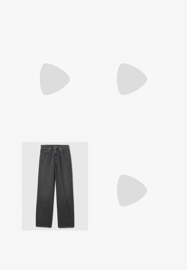 Schwarzes Langarmoberteil aus weichem, leichtem Baumwollstoff. Figurbetonter Schnitt mit Rundhalsausschnitt und geradem Saum, ohne sichtbare Muster oder Akzente.; Schwarze gerade Jeans aus Denim, mit fünf Taschen, Kupfernieten und einem sauberen Saum ohne sichtbare Muster oder Abnutzung.; Schwarze Lederplateauschuhe mit klobigem Blockabsatz, runder Zehenpartie und traditionellem Schnürdesign. Verfügt über eine glatte Textur und minimale Details.; Schwarze Laptoptasche aus Leder mit glatter Textur, rechteckiger Form und zwei langen Griffen. Keine sichtbaren Beschläge oder Verzierungen.