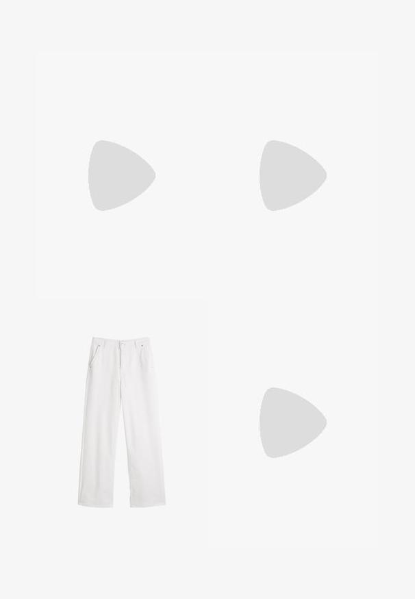 T-shirt en coton blanc à manches courtes, avec un graphisme coloré de désert et le texte "COWGIRLS veulent juste s'amuser" en rose et vert.; Jeans blancs à jambe large en denim, dotés d'une fermeture à bouton et de deux poches avant. Texture lisse avec des détails de couture minimaux.; Chaussure plate en cuir verni rose avec un bout arrondi, une bride à la cheville et un petit talon carré. Texture lisse et design minimaliste.; Sac à main noir à la forme structurée, texture lisse et fermoir métallique. Associé à un pantalon noir ample et des sandales ouvertes sur un sol en bois.