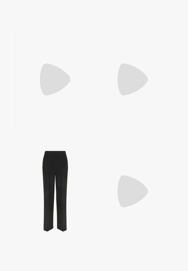 Canottiera grigia a righe con bordo in pizzo lungo il collo e le aperture delle maniche. Presenta una forma aderente e un orlo scallop.; Pantaloni neri con design a gamba dritta, caratterizzati da una semplice vita e senza tasche visibili, esposti su uno sfondo bianco.; Mocassini in pelle metallica verde oliva con punta arrotondata, suola in gomma nera spessa e dettagli di cucitura minima sulla parte superiore.; Borsa nera con forma strutturata, texture liscia e una chiusura metallica. Abbinata a pantaloni neri larghi e sandali open-toe su un pavimento in legno.