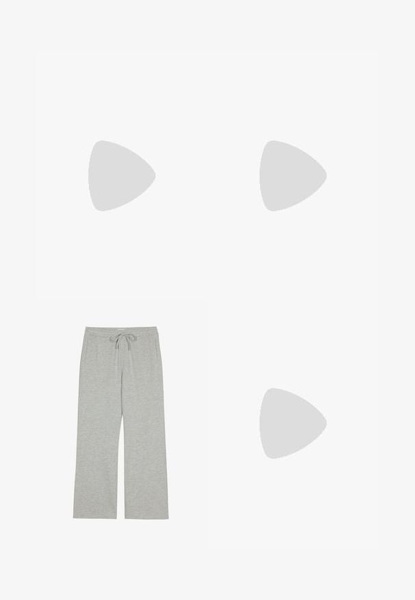 Světle růžový krátký rukáv top s hlubokým V výstřihem, nařaseným korpusem a mírně rozšířeným lemem. Vyrobeno z měkké, lehké látky.; Světlé šedé tepláky vyrobené z měkkého, texturovaného materiálu s páskem na stažení a bočními kapsami; široký, uvolněný střih.; Hnědé kožené vysoké boty k kolenům s texturovaným povrchem, se sponou a cvočkovými detaily na boku, a plochou gumovou podrážkou.; Hnědá kožená kabelka s dvěma dlouhými uchy, strukturovaným obdélníkovým tvarem, hladkou texturou a zaoblenými hranami. Obsahuje dekorativní detaily na uších.