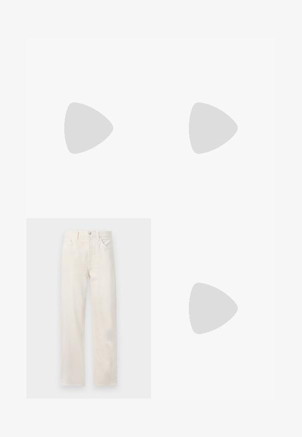 Črna brezrokavnik s tankimi naramnicami, ki ima izrezan ovalni detajl na prsih. Narejena iz gladkega in raztegnega materiala.; Off-white trijevječni denim teksas hlače s petimi žepi, zankami za pas in gumbom ter zadrgo na pasu.; Črne usnjene gležnarske čevlje z gladko teksturo, koničastim nosom in debelim visokim petam. Imajo stransko odprtino in minimalističen dizajn.; Črna usnjena torbica s srebrnim verižnim ročajem, ki ima okrasne krilate poudarke in belo šivanje ob spodnjem šivu.