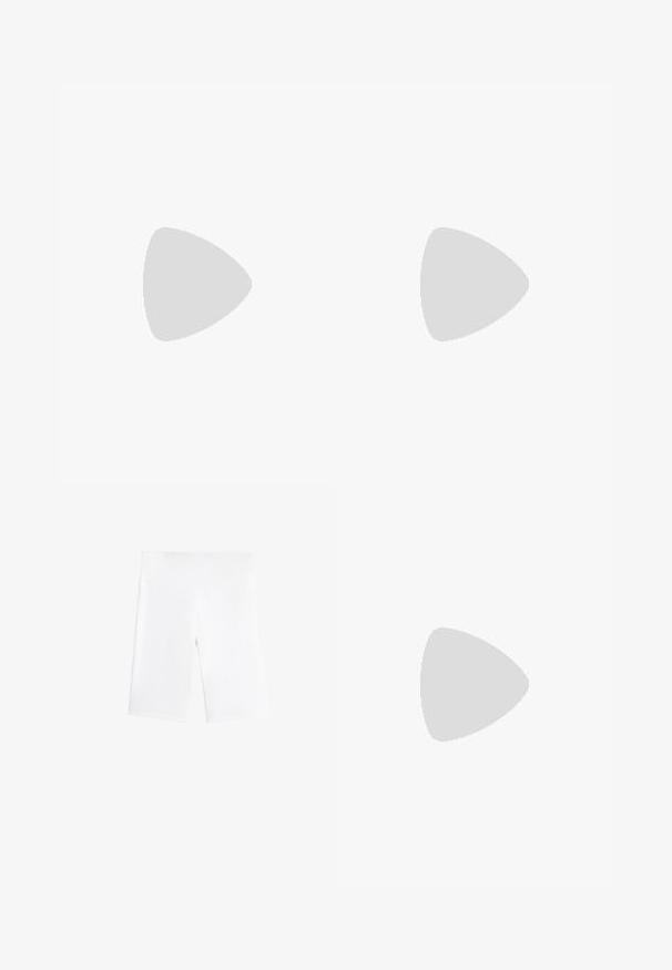 Sort ribbet tekstil stof med en glat overflade og ensartede lodrette linjer, velegnet til polstring eller modeapplikationer.; Hvide cykelshorts lavet af strækbart stof, med en elastisk talje og et glat, sømløst design. Længden går til midt på låret.; Letvægtssneakers med en overdel i mesh og ruskind i bløde cremetoner, med en kraftig sål og tredimensionelle accenter.; Sort duffelbag i et glat stof, med dobbelt lynlåslommer, polstrede håndtag og et stort hvidt Nike-logo på forsiden.
