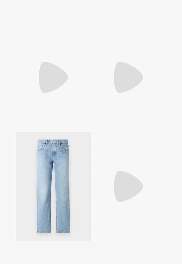 Hvit bomull T-skjorte med korte ermer, med fargerik brodert tekst og design, inkludert "Helg", "Ha en fin dag" og et hjerte.; Lyseblå denimjeans med rett passform, fem lommer, knapp- og glidelås-lukking, og en lett falmet finish.; Svarte og gullfargede sneakers med buet hvit såle. Strukturert stoff med logodetaljer. Kombinert med vide blå denimbukser.; Svart lærveske med en rund form, bred stropp og strukturert overflate. Har en subtil sømdetalj og gullfarget beslag.