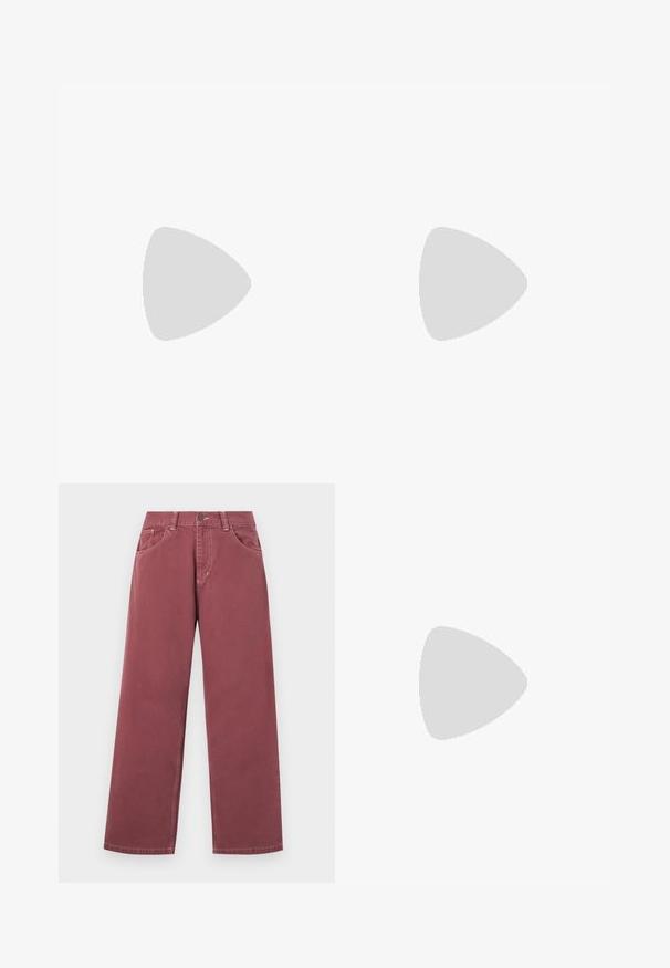 Langærmet hvid bomulds T-shirt med rund hals, afslappet pasform og ingen synlige mønstre eller accenter. Glat tekstur.; Bredde ben, burgunderrøde jeans lavet af bomuld med en glat tekstur, der har forlommer, bæltestropper og en enkelt knaplukning.; Hvide lædersneakers med perforeringer, rund tå, flad sål og tykke snørebånd, med et synligt swoosh-logo og "AIR" på hælen.; Sort stof sling rygsæk med en glat overflade, som har en buet design, lynlåslomme og et hvidt logo på forsiden.