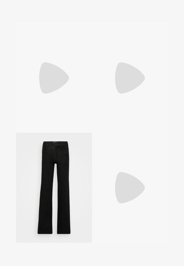 Blusa transparente de manga longa com um padrão abstracto de animais em cinza e preto, com detalhes em borgonha e decote redondo. Tecido suave e leve.; Jenas pretos de estilo flare feitos de denim. O design apresenta dois bolsos frontais e uma fecho com zip, com uma textura suave e uniforme e linhas limpas.; Sapatos slingback de couro preto com bico fino, salto baixo e tira no tornozelo; usados com jeans de perna larga azul claro.; Cachecol azul tecido com extremidades franjas, textura suave, forma retangular e cor uniforme em todo o comprimento. Adequado para clima frio.