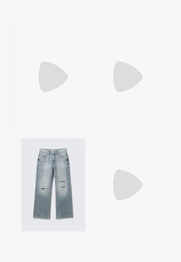 Modra dolgimi rokavi majica s krožnim izrezom in edinstvenim asimetričnim izrezom na desnem ramenu, položena na beli ozadju.; Svetlo modri široki kavbojke z uničenimi podrobnostmi, strganimi robovi in bledim zaključkom. Vključuje sprednje žepke in klasičen pas.; Črna krila do kolen z bočnim razporkom, v kombinaciji s črnimi loaferji in prosojnimi rjavimi nogavicami, ki imajo gladko tkanino in preprost dizajn.; Srebrni obroči za ušesa z gladko, polirano površino in tanko, okroglo obliko. Oblikovanje vključuje varen zaponko.