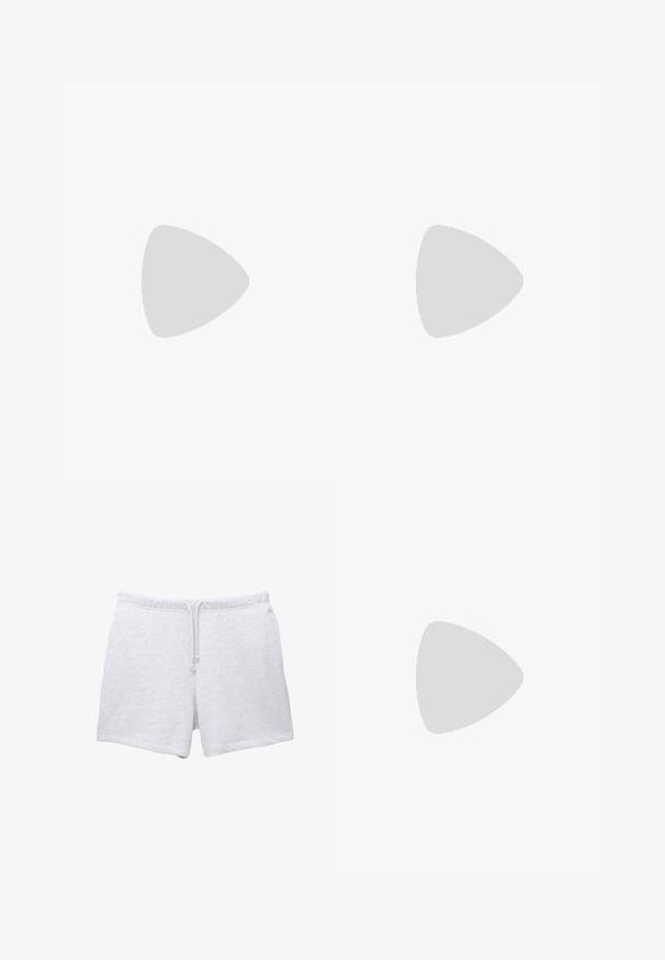 Top nero senza spalline realizzato in cotone morbido, con un design aderente caratterizzato da una texture liscia e cuciture pulite lungo i bordi.; Shorts in cotone grigio chiaro con vita elasticizzata e cordino. Presentano una texture morbida e una linea dritta senza motivi visibili.; Infradito neri con suola in gomma testurizzata, due cinghie sottili e un sottile dettaglio del logo impresso sulla cinghia.; Occhiali da sole neri oversize con lenti ovali, montatura in plastica liscia e accenti dorati sulle tempie. Le lenti scure offrono protezione dal sole.; Borsa in tulle bianca con un design arricciato, dotata di una tracolla a catena e accenti in tessuto morbido. Texture leggera e ariosa con dettagli a strati.