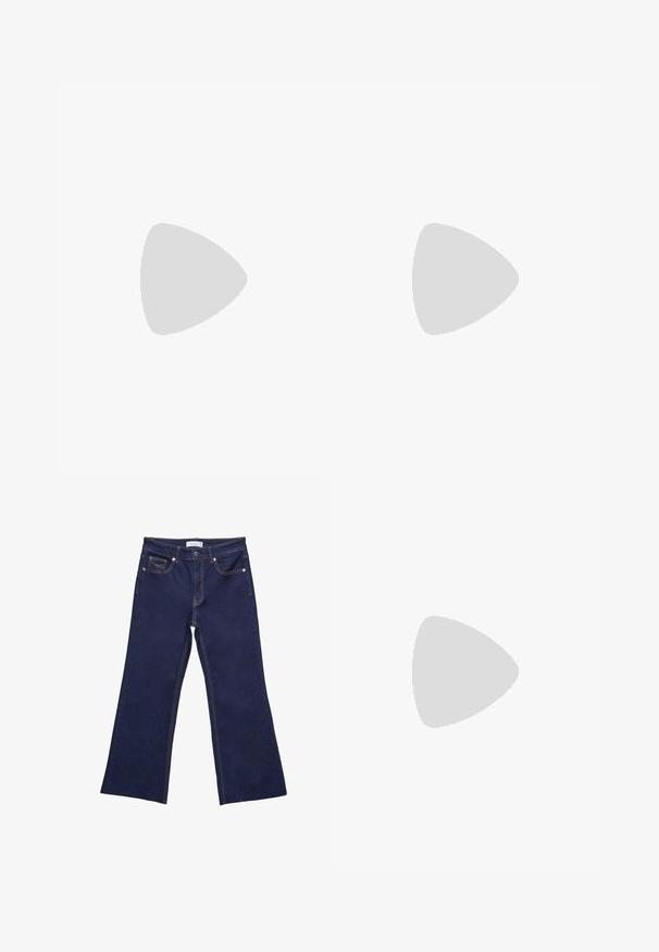 Rjav halter top, izdelan iz mehkega in elastičnega materiala. Ima globok izrez in širše naramnice, sproščen kroj ter minimalne šive.; Široke temno modre kavbojke iz denima, ki imajo kontrastno oranžno šivanje, pet žepov in en gumb na zapenjanju v pasu.; Rjave semiš sandale z visoko peto, odprto spredaj, z nastavljivim gležnjenjem in črtastim podplatom.; Rjava usnjena torbica s ukrivljenim dizajnom, zlatim verižnim trakom, notranjim žepom in snemljivim ramenskim trakom. Ima kontrastno šivanje.; Zlata uhani v obliki obroča z zaobljeno, rahlo teksturirano zasnovo, nošeni na levem ušesu ob ozadju temnih las in črne obleke.