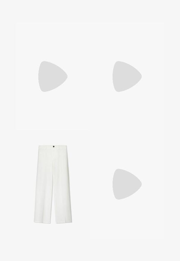 Top asimmetrico a spalla unica con colori sfumati di blu, rosso e pesca, realizzato in tessuto leggero e testurizzato con dettagli drappeggiati.; Pantaloni bianchi a gamba larga con una texture liscia, dotati di chiusura anteriore con bottone e passanti per cintura, progettati per una vestibilità comoda.; Bershka Sneakers basse - white; Borsa nera con forma strutturata, texture liscia e una chiusura metallica. Abbinata a pantaloni neri larghi e sandali open-toe su un pavimento in legno.