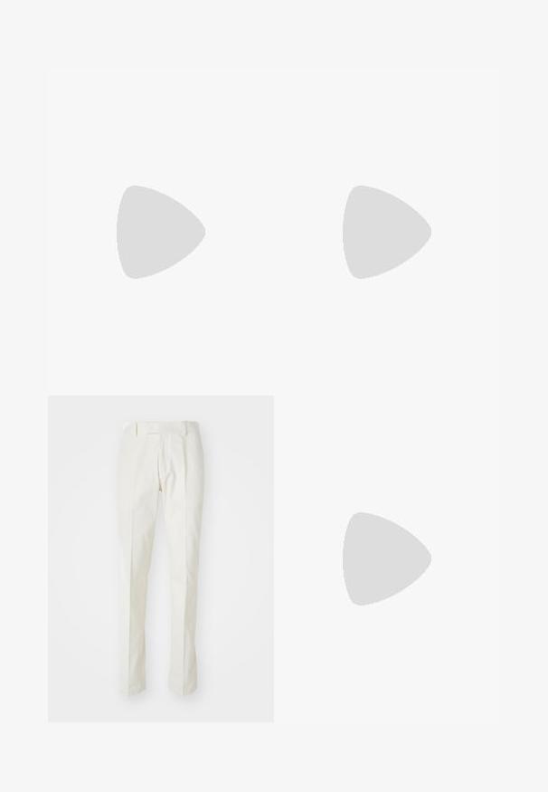 Brun bomull t-shirt med rund hals. Har en upphöjd "MICHAEL KORS" logotyp på framsidan. Korta ärmar och rak passform.; Vita byxor i bomull, med rak passform, slät front och utan synliga mönster eller beslag. Slät yta.; Vit sneaker med mockadetaljer, rund tå, platta snören och en krämfärgad gummisula. Har grön branding på hälen.; Blå rektangulära solglasögon med mörka linser, matt marinblå ram, logotypdetalj på skalmen, raka armar och en fast, slät yta.