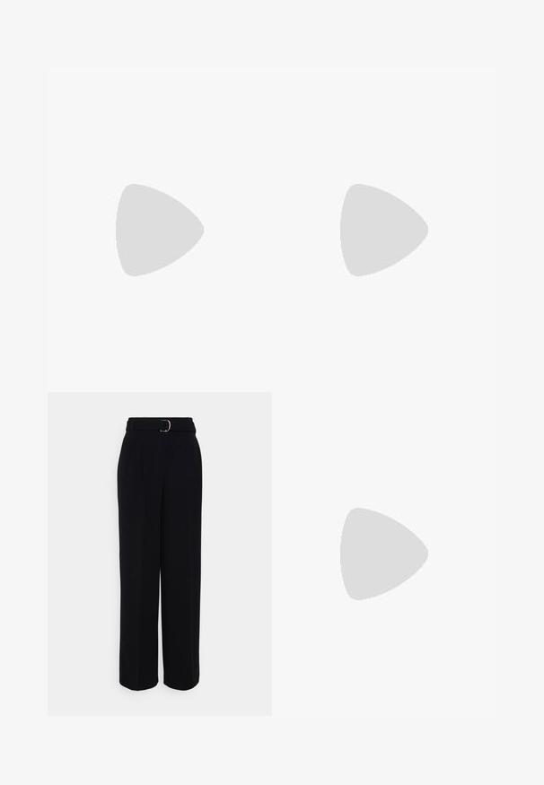 Svart langermet skjorte laget av glatt stoff. Har rund hals og en liten sølvlogo på brystet. Minimalistisk design.; Sorte skræddersydde bukser med bred ben silhuett, med et belte med sølvspenne, legg og en glatt tekstur.; Sorte skinn slingback høyhælte sko med spiss tå, glatt tekstur og en smal ankelrem med gullhardvareakenter.; Sort lærveske med en strukturert design, som har en avkortet form, topphåndtak og detaljer i gull. Justerbar skulderstropp inkludert.