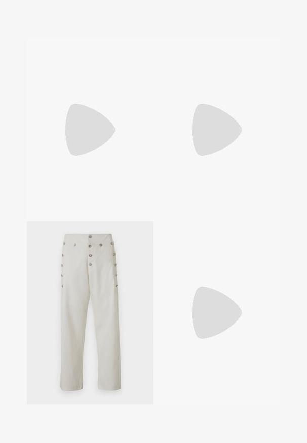 Top a maniche corte nero con paillettes e texture a coste, caratterizzato da strisce orizzontali bianche e rosse e un collo rotondo. Incluso il logo del marchio.; Pantaloni color crema con taglio dritto, caratterizzati da dettagli decorativi in metallo argentato sui lati e una texture del tessuto liscia.; Mocassini in pelle nera con punta rotonda, dotati di accentuazione in metallo dorato e dettagli di cucitura, posizionati su una suola in gomma testurizzata bassa.; DARKAI TENNIS LONG UNISEX - Collana - silver-coloured