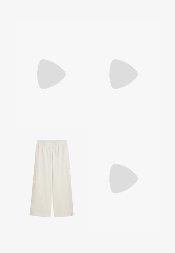 Lühikeste varrukatega lühike topp ühtlases roosa värvuses, ribakujuline tekstuur, ümmargune kaelus, kehaümbermoodustav disain ja kitsas äär taljes.; Beežid laiade säärega püksid, millel on elastne vöökoht, külgmised nööpide kinnitused ja väike logo esisel. Valmistatud siledast, kergest materjalist.; Valged tennisjalanõud hõbedaste aktsentidega, survematerjalist ja massiivse kujundusega. Kombineeritud mustade haakmustritega valgete sokkidega.; Mustmust mustraha kõverate joontega, eemaldatava rihmaga ja kuldsete detailidega. Kotil on klapp, millel on pandladetail.