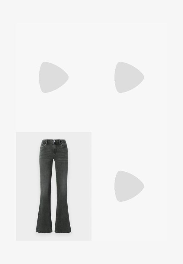 Bílý dlouhý rukáv bodysuit vyrobený z žebrovaného materiálu s vysokým výstřihem a zapínáním na patentky na spodní části. Má přiléhavý střih.; ONLY ONLWAUW MID WAIST FLARED - Široké džíny - grey denim; Černé kotníkové boty s hladkým syntetickým svrškem, elastickými bočními panely, poutkem na zadní straně a robustní gumovou podrážkou.; Černá kožená kabelka s křivkovým tvarem, odnímatelným popruhem a zlatými detaily. Kabelka má klopu s přezkou.