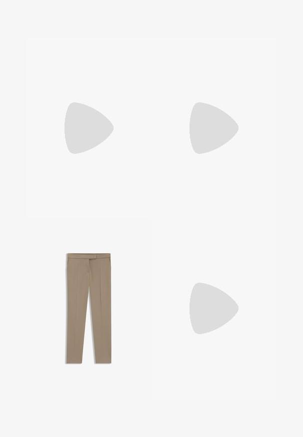 Top sans manches marron en tissu transparent, avec des accents en dentelle violette le long de l'encolure et des volants sur les épaules.; Pantalons beiges ajustés avec une texture lisse, coupe droite, pli avant et deux poches latérales. Ceinture simple avec un accent métallique.; Slingback noir à bout pointu avec un petit talon, en cuir lisse et doté d'un design découpé sur le côté pour plus de respirabilité.; Sac à main en cuir noir avec un design structuré, featuring une forme cropped, une poignée supérieure et des accents en matériel doré. Bandoulière réglable incluse.