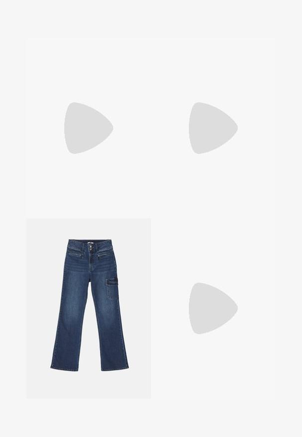 Brun kort genser med lange ermer, rund hals og en strukturert detalj foran. Laget av mykt stoff.; Mørkeblå denimjeans i bred ben-design. Har frontlommer, doble knapper i midjen og en sidelomme.; Sorte lakkskinn ankelstøvler med buet tå, elastiske sidestykker og en chunky klossheel. Har preget logo på baksiden.; Skilpaddevatn solbriller med rektangulære grønne linser. Tykke rammer med gullakenter på templene. Glatt tekstur og kantete design.