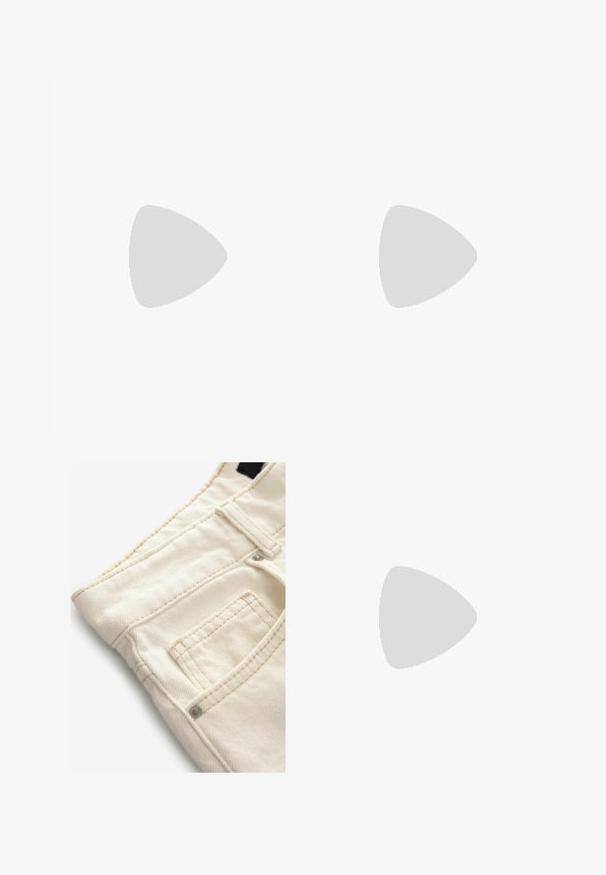 Bralette de ganchillo rosa con tirantes ajustables, dobladillo en forma de escallón y intrincados patrones de encaje en toda la tela.; Pantalones de denim color crema con una superficie texturizada, que cuentan con un pequeño bolsillo delantero y detalles de costura en contraste. Ideales para un look casual.; Mules de estampado de leopardo con un bajo tacón de aguja negro. Parte superior de tela suave con un detalle de nudo en el frente y una suela plana lisa.; Pendientes en tono plateado con un diseño de aro retorcido, que presentan una superficie texturizada y detalles acanalados, asegurados con un cierre de pua.