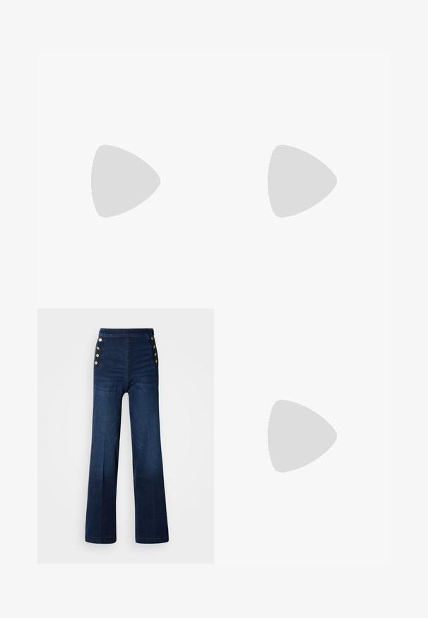 Lys blå t-skjorte med kort erm laget av myk bomull, med rund hals og en liten lomme på venstre bryst. Enkelt design.; Mørkeblå denimbukser med vide ben som har høy livhøyde, gullknappe detaljer på sidene, og en glatt tekstur med subtil falming.; Beige flate sandal med flere slanke stropper og en justerbar spenne. Sålen er flat med en svak mørk kontrast langs kanten.; Hvit skinnveske med doble håndtak og avtagbar stroppe, med en frontlomme med glidelås og glatt tekstur. Bært på en persons arm.