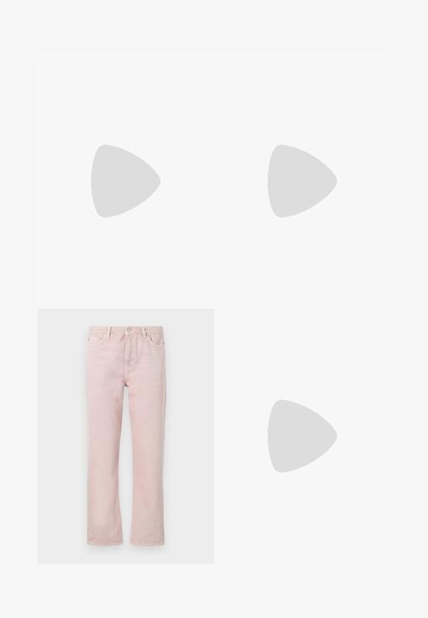 Melna īsām piedurknēm krekls ar baltām horizontālām svītrām. Tam ir augsts apkakle un brīva piegriezuma, izgatavots no gludas, elastīgas auduma.; Gaiši rozā denima džinsi ar taisnu griezumu, piecām kabatām un rāvējslēdzēju. Ar izšūšanas detaļām un sudraba toņa aparatūras akcentiem.; Melna, ar smailu purngalu, slingback kurpe ar zemu papēdi, izgatavota no gludas ādas materiāla un ar izgriezumiem sānos gaisa caurlaidībai.; Melna ādas plecu soma ar mīkstu tekstūru, trīsstūra formu un regulējamu siksnu, apvienota ar gaiši zilu svītrotu krekli un baltām biksēm.