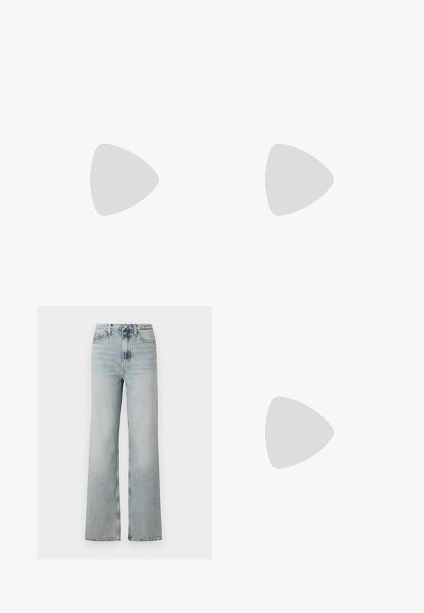 Svijetloplava kratkotrajna majica kratkih rukava od mekog materijala, koja ima mali trokutasti logotip na lijevoj strani prsnog koša i okrugli izrez.; High-waisted, svijetloplAVE traperice širokih nogavica s pet džepova i suptilnim izbljeđenjem duž tkanine.; Crne kožne čizmice do koljena s elegantnim dizajnom, sa debelim potplatom i bočnom oznakom za lako obuvanje. Istaknuti detalji šivanja.; Crna sintetička torba s gornjim ručkama, odvojivim remenom za rame, zaobljenog oblika, glatke teksture i srebrenim logotipom na prednjoj strani.