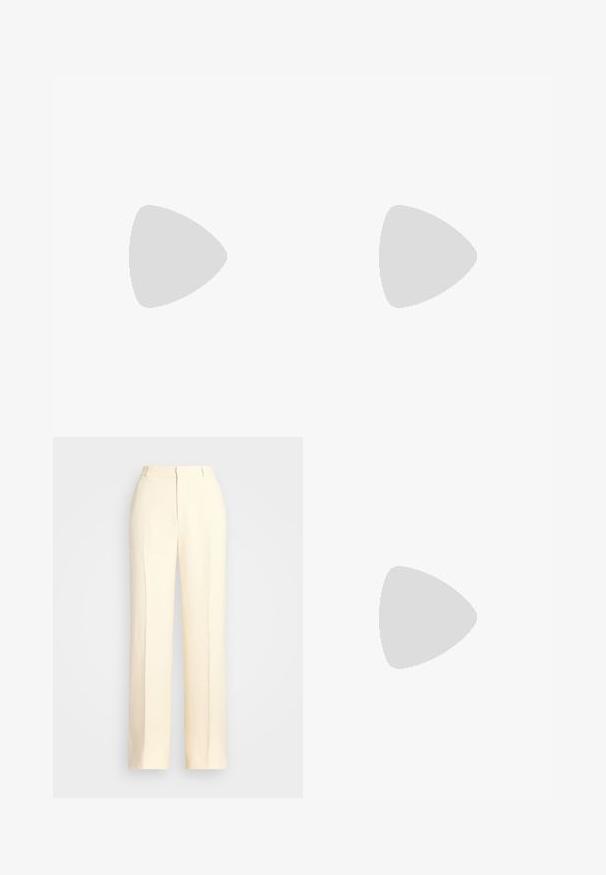 Valge lühikeste varrukatega T-särk, millel on volangäär. Tegu on siledast puuvillast, mis omab ümmargust kaelust ja väikest logot rinnal.; Polo Ralph Lauren HEMP WIDE-LEG TROUSER - Püksid - nevis; Helebeežides nahast espadrillide suss, millel on neli ristsisestust ja ankle bucklet, koos kootud jute platvormi tallaga ja lamedate kummist põhjadega.; Pruun nahkne õlavarre kott, millel on kaarekuju ja kuldne riistvara. Mudel kannab kreemikat soonikkoes sviitrit ja siniseid teksaseid.