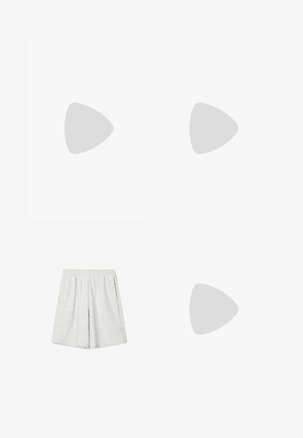 Čierny top s odhalenými ramenami s voľne spadajúcou látkou, s priliehavým pásom a krátkymi rukávmi. Hladká textúra s nariasenými detailmi na prednej strane.; Svetlošedé športové šortky vyrobené z mäkkej látky, s elastickým pásom, voľným strihom a jemnou textúrou. Žiadne viditeľné vzory ani akcenty.; Čierne kožené sandále na podpätku so spleteným dizajnom, otvorenou špičkou a štíhlym stiletto podpätkom. Textúrované popruhy sa krížia nad voľným priestorom pre chodidlo.; Kovové okuliare s elegantným obdĺžnikovým rámom. Strieborný povrch s priehľadnými šošovkami a nosovými podložkami. Tenké nožičky s zaoblenými koncami.