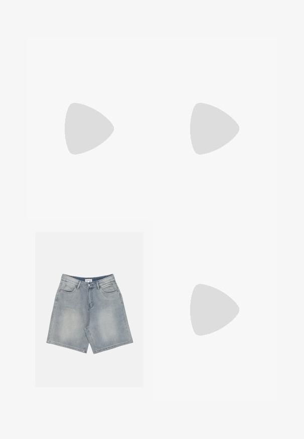 Koraalrode lange mouwen t-shirt met ronde hals, losse pasvorm en zichtbare stiksels op de mouwen en onderrand, getoond tegen een witte achtergrond.; Leren denim shorts in lichtblauw met een vervaagde afwerking. Voorzien van een knoopsluiting, vijf zakken en een rechte pijp.; Zwarte leren platform schoenen met een stevige blokhak, ronde neus en een traditionele vetersluiting. Kenmerkt zich door een gladde textuur en minimale details.; Zwarte leren hobo tas met een gladde textuur, kromme vorm en een enkele verstelbare schouderband; heeft een brede opening aan de bovenkant.