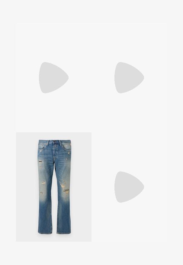 Rød- og hvidternet kortærmet trøje med sort krave, "PIZZA" logo og to stjerner over mærkenavnet. Glat stofoverflade.; Lyseblå denimjeans med afslappet pasform, der har slidte detaljer og frynset lapper, med standard fem-lomme-design og knaplukning.; Hvide sneakers med sorte og grå detaljer, med en tekstureret grå tåhætte, sort gummisål og flade hvide snørebånd. Rent design, minimalistisk stil.; Sorte solbriller med et strømlinet, indpakningsdesign, mørkt tonede linser og blanke plastikrammer. Har brandnavnet på armen.
