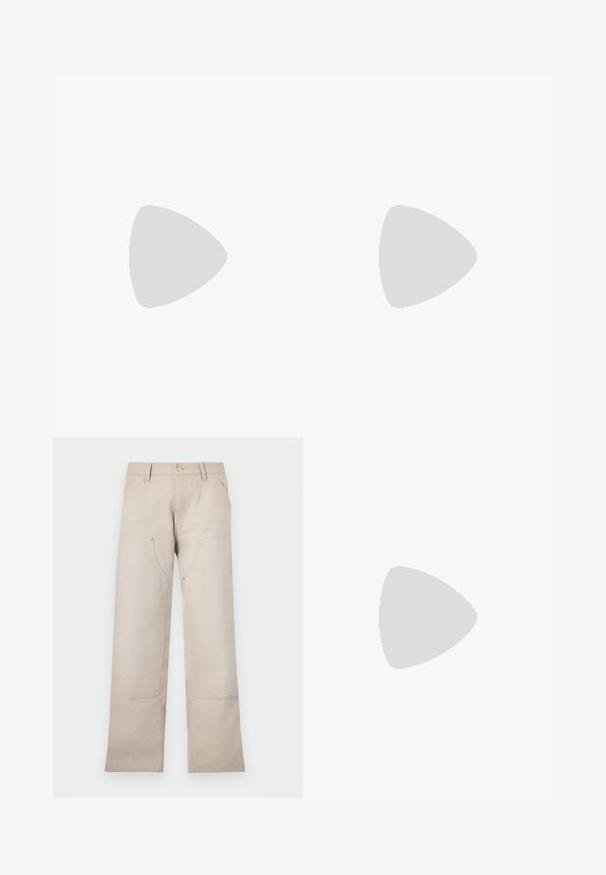 Tricou din bumbac galben deschis, cu un grafic de flori portocalii pe fond de cer albastru, având textul "Mergi cu natura." în partea de jos.; Pantaloni din bumbac bej cu un design drept, având două buzunare frontale și două accente cu fermoar. Accentele din metal au o nuanță aurie.; Pantofi sport albi cu suprapuneri texturate, talpă masivă și accente gri. Purtați cu șosete albe până la glezne și pantaloni scurți verzi pe o suprafață albastră.; Ochelari de soare cu un cadru metalic argintiu, lentile albastre de formă rectangulară și brațe subțiri. Prezintă accente albastre pe vârful tâmplelor.