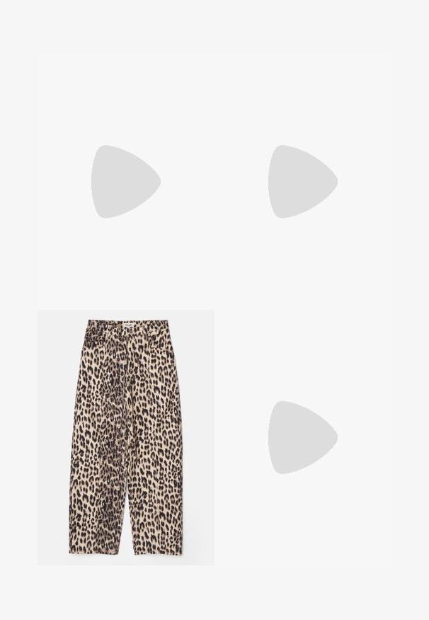 Brun semsket crop-top med rund hals og glidelås bak, med lange, vertikale frynser langs kanten.; Bukser med leopardprint i beige og sort, med afslappet pasform, struktureret stof og fire lommer med taljebånd.; Sorte lakkpumps med spiss tå, blokkhel, og ankelstropp, kombinert med grå ribbestrikkede beinvarmere og et brunt semsket skinn skjørt.; Svart håndveske med strukturert form, jevn tekstur og metallisk lås. Kombinert med brede svarte bukser og sandaler med åpen tå på tregulv.
