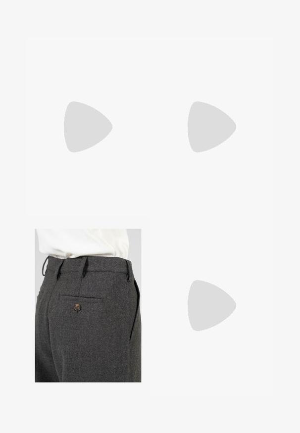 Graues, kurzärmeliges T-Shirt aus weichem Stoff, mit einem runden Ausschnitt und drei Knöpfen sowie einem klaren, schlichten Design.; Graue Wollhosen mit strukturierter Oberfläche, ausgestattet mit einer einzelnen Gesäßtasche mit einem braunen Knopf und Gürtelschlaufen am Bund.; Zign LEATHER - Cowboy-/Bikerstiefelette - black; Schwarze Plastiksonnenbrille mit grünen Gläsern, quadratischen Rahmen, silbernem Akzent auf der Augenbraue und strukturierten Bügeln. Angegebene Marke auf dem inneren Bügel.