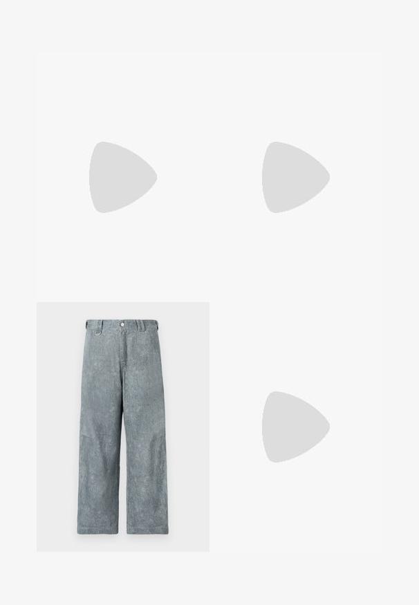 T-shirt bleu clair à manches courtes avec un col rond haut, fabriqué en coton doux. Présente un design épuré et simple, sans logos visibles.; Pantalons en denim gris clair à jambe large avec une finition texturée, dotés d'une fermeture à boutons, de passants de ceinture et d'un aspect légèrement décoloré.; adidas Originals JAPAN UNISEX - Baskets basses - ftwr white core black gold met; Montre carrée dorée avec un bracelet noir texturé, présentant un cadran sombre, trois sous-cadrans et des accents dorés sur les index et les aiguilles.