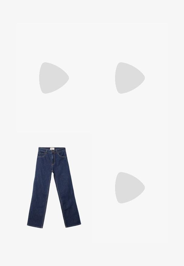 Bílá bavlněná trička, oversize střih, s minimalistickým černým liniovým výkresem na levé straně. Klasický kulatý výstřih a krátké rukávy.; Tmavě modré džíny rovného střihu s předními kapsami, poutky na opasek a zapínáním na knoflík.; Bílé tenisky s černými pruhy a béžovými semišovými akcenty. Mají texturovanou gumovou podrážku a ploché bílé tkaničky, nošeny s světlými ponožkami.; Černá kožená kabelka s křivkovým tvarem, odnímatelným popruhem a zlatými detaily. Kabelka má klopu s přezkou.