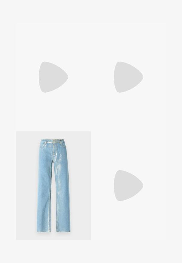 Gina Tricot BASIC TIGHT - Osnovna majica kratkih rukava - white; Svijetloplave široke traperice s sjajnim detaljima, s visokim strukom, zatvaranjem na gumb i vidljivim šavovima. Glatka tekstura traperice.; Crne kožne platforme s loafer stilom, zaobljenog vrha i širokom trakicom preko gornjeg dijela. Imaju masivan, kvadratni potplat i glatku teksturu.; Žena s dugom tamnom kosom koja nosi crno odijelo, drži crnu kožnu torbu preko ramena i gleda unazad na bijeloj pozadini.; Srebrne naušnice s obručima i uvijenim dizajnom, s poliranim završetkom i pričvršćivanjem na stražnjoj strani. Mjere otprilike 3 cm u promjeru.