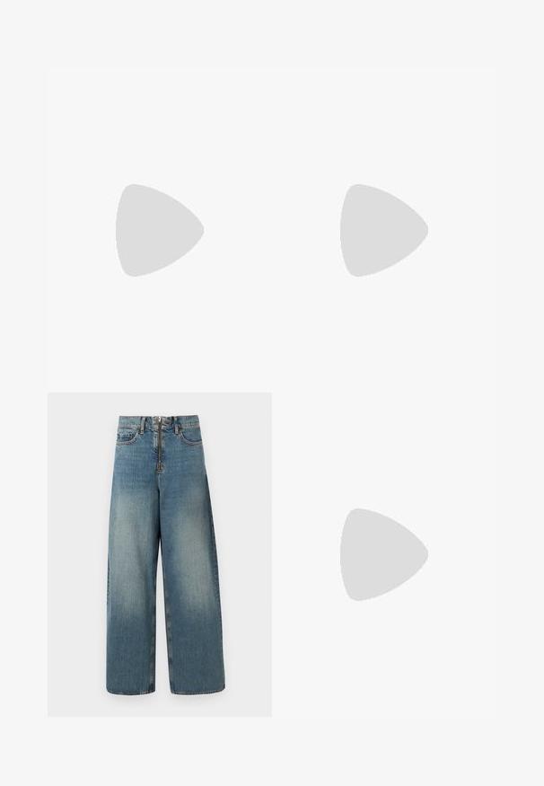 Zwarte coltrui met een textuur van tijgerstrepen, lange mouwen en een hoge halslijn, gemaakt van een gladde stof.; Wijduitlopende denim jeans in een lichte blauwwas. Voorzien van een ritssluiting met knoopsluiting en subtiele vervaging voor een versleten uitstraling.; Zwarte leren schoenen met een ronde neus, dikke blokhak en elastische zijkanten, gecombineerd met donkere panty's en een zwarte rok met een split.; Vrouw met lang donker haar in een zwart pak, met een zwart leren schoudertas, die over haar schouder kijkt tegen een witte achtergrond.; Zilveren hoepel oorbellen met een minimalistisch ontwerp. Cirkelvormig, gladde textuur en dun profiel. Lichtgewicht met een gepolijste afwerking.