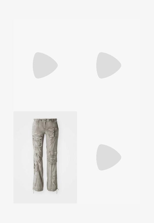 Svart och vit långärmad crop top med hög halsringning, som har prickiga och randiga mönster. Materialet verkar elastiskt och texturerat.; Ljust grå cargobyxor med flera fickor, dragsko i midjan och smala ben. Tillverkade av mjukt, texturerat tyg med synliga söm detaljer.; Svart plattformssandal med en tjock, rund sula och bred rem. Slät textur, minimalistisk design och konturerad form för stabilitet.; Svart axelväska gjord av glänsande, strukturerat material. Har två stadiga handtag och en avslappnad form. Ingen synlig hårdvara eller accenter.